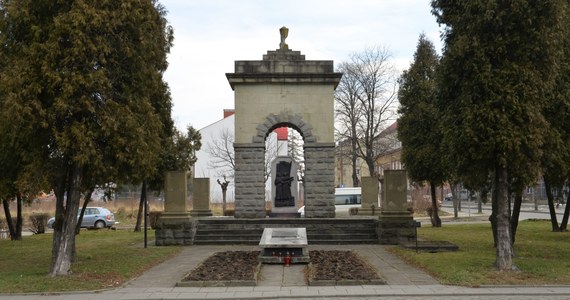 Przy Pomniku Wdzięczności w Nowym Sączu w czwartek rozpoczęły się długo oczekiwane prace, których efektem będzie likwidacja sowieckiego monumentu. Według informacji z pomnikowej tablicy pochowanych jest tam sześciu żołnierzy. Przed Pomnikiem Armii Czerwonej ustawiono specjalny namiot, gdzie prowadzone są prace archeologiczne. 