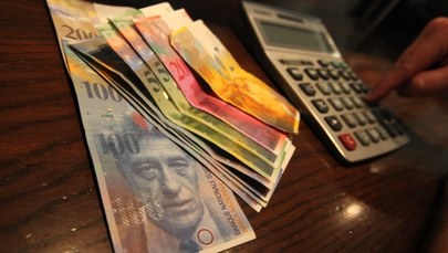 Eksperci: PO zaniżyła bankowe koszty przewalutowania kredytów we frankach