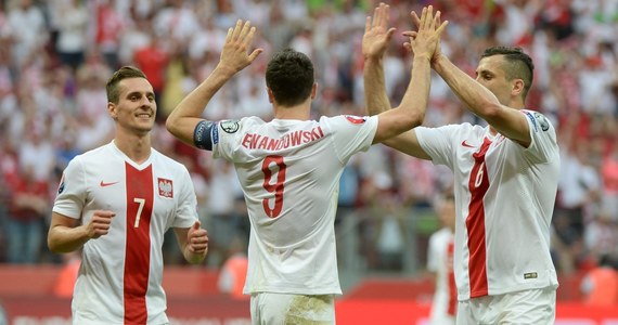 Mimo porażki w finale Copa America reprezentacja Argentyny awansowała na pierwsze miejsce w rankingu FIFA. Ostatnio Albicelestes prowadzili w notowaniu w 2007 roku. Kolejny awans zanotowała reprezentacja Polski. Biało-czerwoni zajmują obecnie 30. pozycję. Ostatnio tak wysoko byliśmy za czasów Leo Beenhakkera.