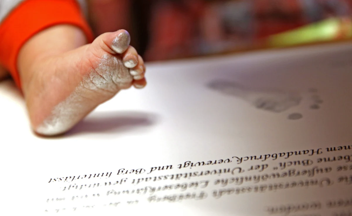 W ratuszu niemieckiego Freibergu odbyła się dziś wyjątkowa uroczystość. W złotej księdze miasta srebrne odciski stóp pozostawiła dwójka małych dzieci... z Chin. On ma na imię Frei, ona to Berg.