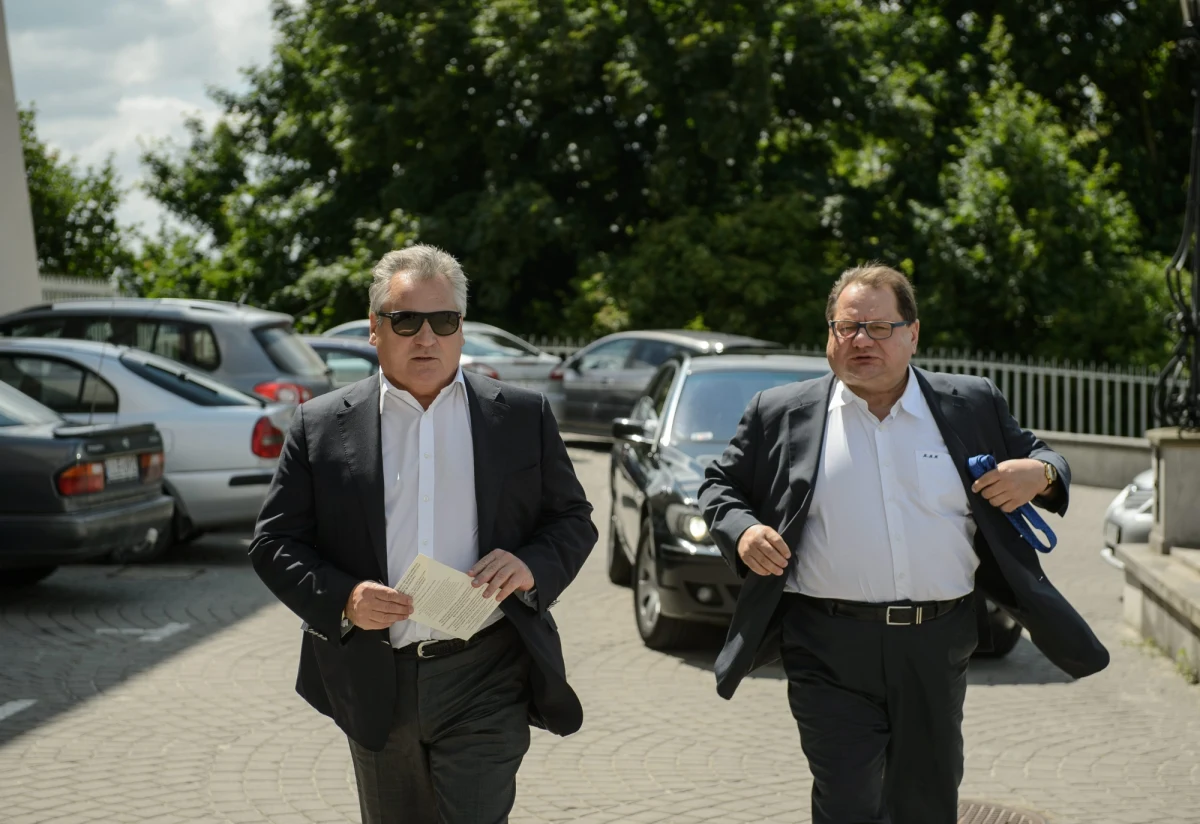 ​"Absurdem byłoby wezwanie przed speckomisję szefa resortu obrony i szefa Służby Kontrwywiadu Wojskowego" - tak twierdzi minister koordynator specsłużb. W ten sposób Marek Biernacki odnosi się do pomysłu, by posłowie zajęli się podsłuchaną rozmową, podczas której Ryszard Kalisz sugerował, że Tomasz Siemoniak miał być uwikłany w korupcję podczas wojskowych przetargów.