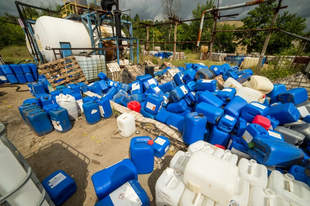 Na terenie byłych zakładów chemicznych Zachem w Bydgoszczy patrol straży miejskiej znalazł składowisko pojemników z chemikaliami. Niezabezpieczone pojemniki znajdowały się na ogólnodostępnym i nieogrodzonym terenie. 
