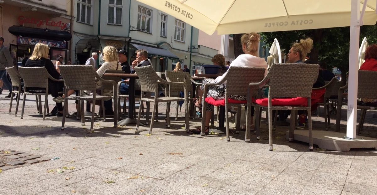 Przed Krzywy Domek przy słynnym Monciaku w Sopocie wróciły ogródki dwóch kawiarni i restauracji. To efekt interwencji RMF FM. Ogródków nie było od maja. Magistrat zabronił wystawiania stolików, twierdząc, że znajdujące w tym samym budynku kluby i dyskoteki łamią ciszę nocną. Przedsiębiorcy, którzy kończą pracę do 22 złożyli odwołania od tej decyzji. 