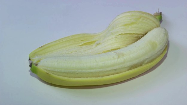Wielu z nas słyszało, że w końcówkach banana gnieżdżą się niebezpieczne pierwotniaki, które powodują chorobę pasożytniczą jelita cienkiego zwaną lambliozą. Jeszcze inne teorie głoszą, że znajdują się tam jaja małp czy pająków. Hanna Stolińska, dietetyk z Instytutu Żywności i Żywienia, zapewnia: - Końcówka banana nie jest estetyczna, ale jeśli ktoś chce, to może ją spożywać, ponieważ nic w niej się nie kryje.


Owiana tajemnicą końcówka banana nie kryje w sobie żadnych niebezpieczeństw dla zdrowia. To po prostu najbardziej wiekowa część owocu, nieco mniej smaczna, więc nie każdemu smakuje. Odcięcie końcówki banana zaleca się ze względu na to, że owoc łatwiej się wówczas obiera. Dietetyk opowiada również o tym, jakie właściwości odżywcze posiada banan i jak często powinniśmy go spożywać. 

