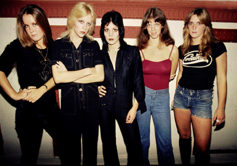 Po szokujących wyznaniach Jackie Fox, basistki grupy The Runaways, jej koleżanki z zespołu odrzucają oskarżenia, że były świadkami gwałtu.