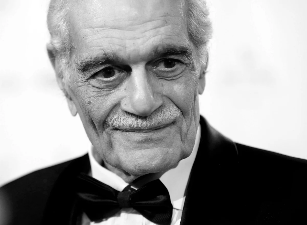 Omar Sharif, legendarny egipski aktor, nie żyje. Zmarł w wieku 83 lat. "Przeszedł atak serca w szpitalu w Kairze" - poinformował jego agent Steve Kenis. Sharif światową sławę zyskał po rolach w filmach "Lawrence z Arabii",  "Doktor Żywago", "Zabawna dziewczyna" czy "Meyerling".
