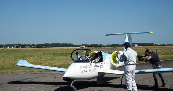 Samolot nazwany E-fan zbudowany przez koncern lotniczy Airbus pokonał trasę z Lydd w Wielkiej Brytanii do Calais we Francji. Maszyna z napędem elektrycznym nie emituje spalin. 
