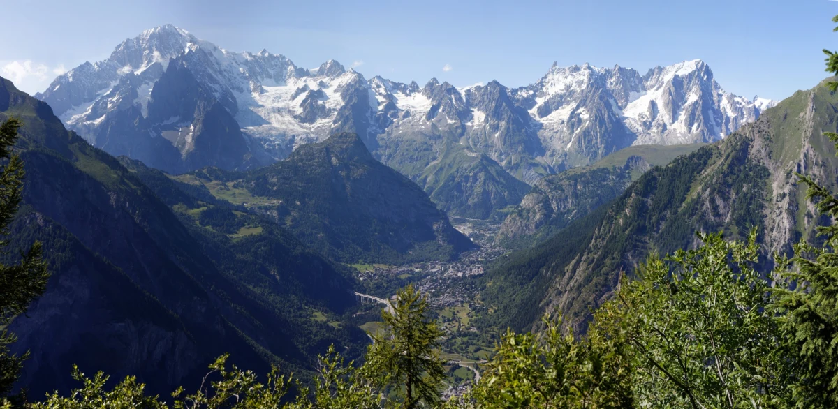 Zaledwie 27 dni potrzebował na zdobycie 41 alpejskich 4-tysięczników słynny alpinista Ueli Steck. Szwajcar zrealizował tym samym połowę rozpoczętego w czerwcu projektu "82 Summits". 38-latek, który w ubiegłym roku został wyróżniony Złotym Czekanem za solowe przejście południowej ściany Annapurny (8091 m. n.p.m.), w ciągu 80 dni chce wejść na 82 szczyty 4-tysięczne w Alpach. Już wiadomo, że dokona tego zdecydowanie szybciej.