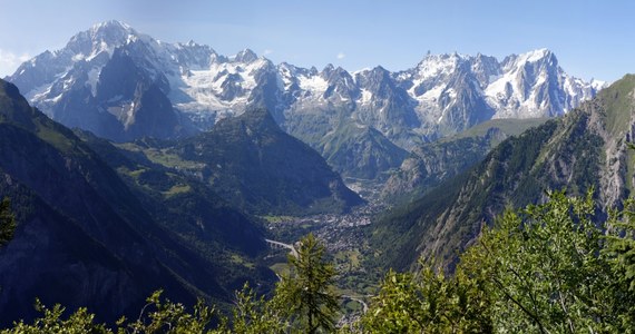 Zaledwie 27 dni potrzebował na zdobycie 41 alpejskich 4-tysięczników słynny alpinista Ueli Steck. Szwajcar zrealizował tym samym połowę rozpoczętego w czerwcu projektu "82 Summits". 38-latek, który w ubiegłym roku został wyróżniony Złotym Czekanem za solowe przejście południowej ściany Annapurny (8091 m. n.p.m.), w ciągu 80 dni chce wejść na 82 szczyty 4-tysięczne w Alpach. Już wiadomo, że dokona tego zdecydowanie szybciej.