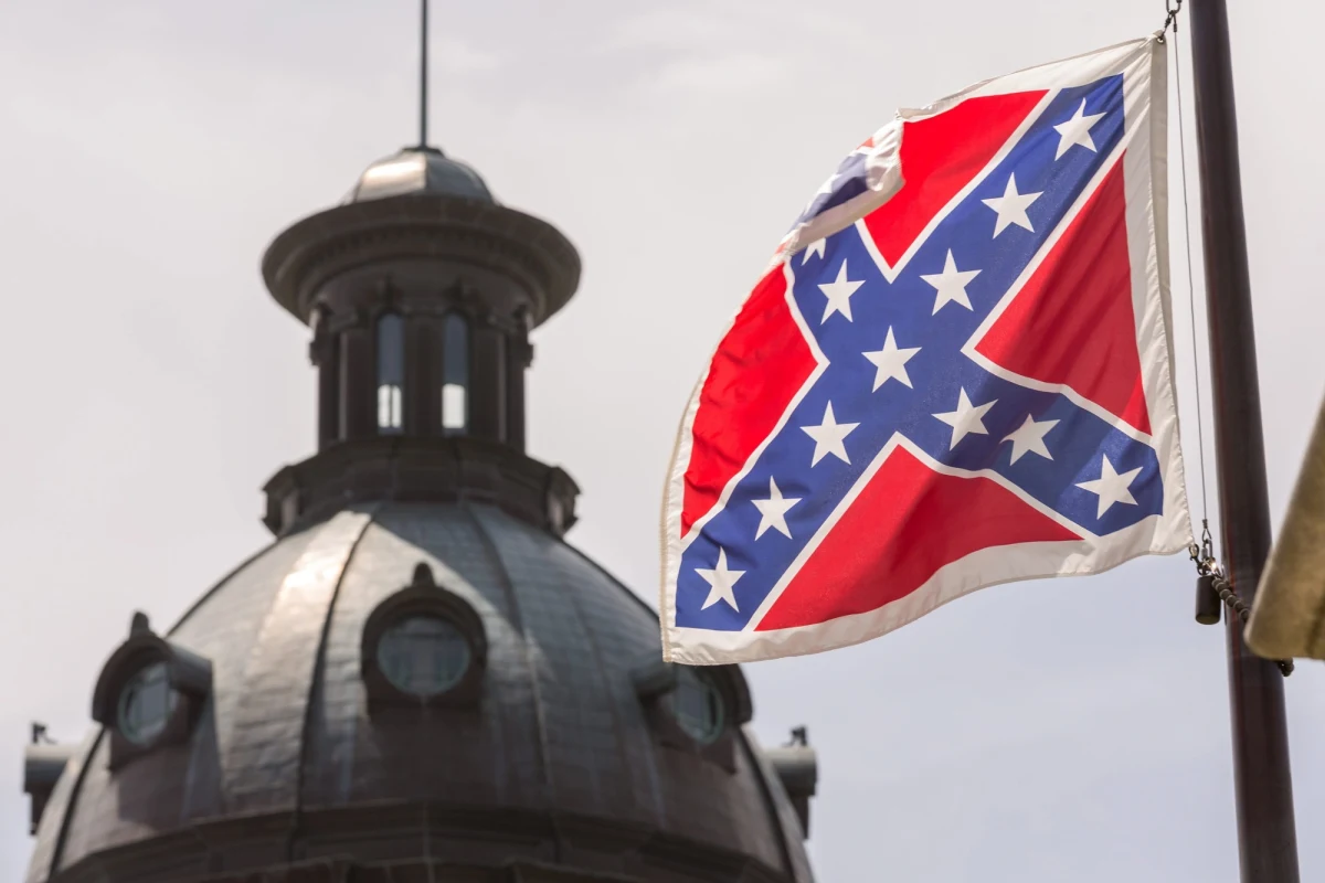Tysiące osób zebranych przed stanowym parlamentem Karoliny Południowej oklaskami i okrzykami radości zareagowały na zdjęcie z masztu flagi Konfederacji, utożsamianej z niewolniczym Południem. To ważny moment w stanie, który zainicjował wojnę secesyjną 150 lat temu.