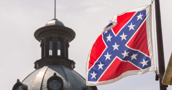 Tysiące osób zebranych przed stanowym parlamentem Karoliny Południowej oklaskami i okrzykami radości zareagowały na zdjęcie z masztu flagi Konfederacji, utożsamianej z niewolniczym Południem. To ważny moment w stanie, który zainicjował wojnę secesyjną 150 lat temu.