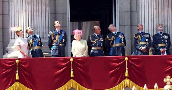 Brytyjskie myśliwce z II wojny światowej i współczesne maszyny przeleciały nad pałacem Buckingham upamiętniając 75. rocznicę rozpoczęcia bitwy o Anglię. Pokazowy przelot obserwowała królowa Elżbieta II i członkowie rodziny królewskiej.