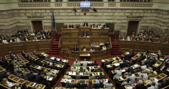 Grecki parlament przyjął nad ranem najnowszą rządową propozycję porozumienia z międzynarodowymi kredytodawcami. Zgodził się tym samym na bolesne dla Greków reformy oraz na liczne cięcia w zamian za pakiet pomocowy w wysokości  53,5 mld euro.