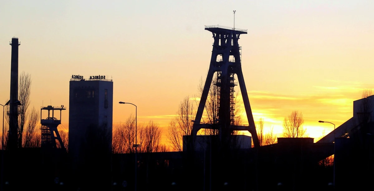 Trzech górników odwieziono do szpitali po pożarze w kopalni Sośnica-Makoszowy w Gliwicach. Ogień pojawił się w nocy prawie kilometr pod ziemią. 