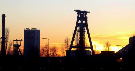 Trzech górników odwieziono do szpitali po pożarze w kopalni Sośnica-Makoszowy w Gliwicach. Ogień pojawił się w nocy prawie kilometr pod ziemią. 