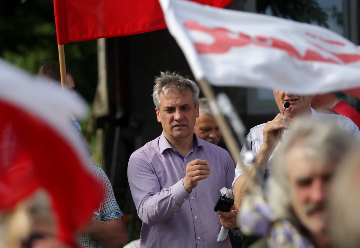 Poseł Prawa i Sprawiedliwości Jerzy Szmit, który od lat kieruje lokalnymi strukturami partii w woj. warmińsko-mazurskim już po raz drugi stracił prawo jazdy. Parlamentarzysta został złapany przez policję, gdy w okolicach Nidzicy wyprzedzał na podwójnej linii ciągłej. 