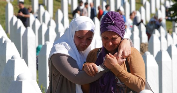 Nawet 80 tys. ludzi, w tym ok. 90 zagranicznych delegacji, wzięło udział w obchodach 20. rocznicy masakry w Srebrenicy. Jednocześnie na cmentarzu Potoczari miał miejsce pogrzeb 136 niedawno zidentyfikowanych ofiar mordu sprzed 20 lat. 