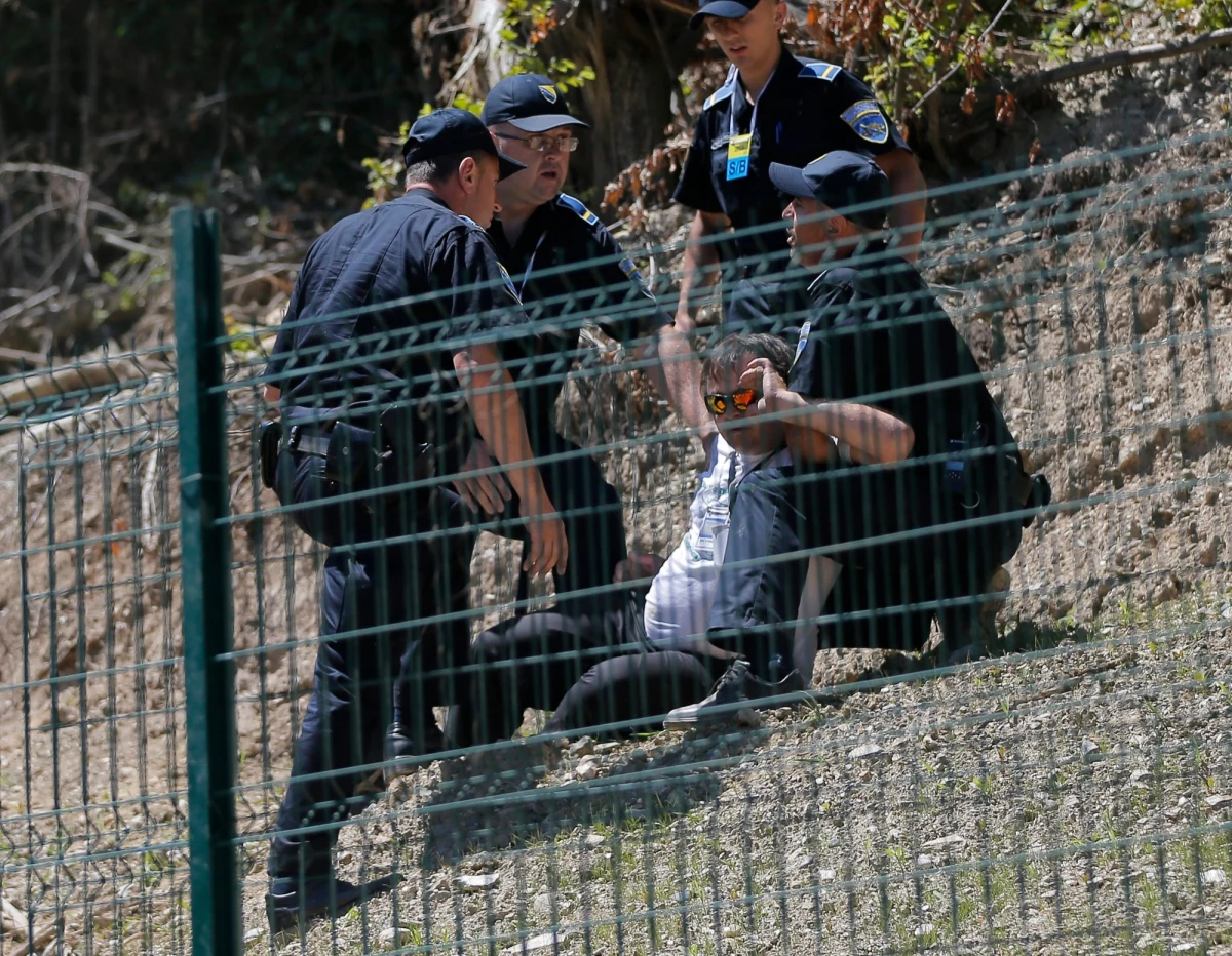 Szef serbskiego MSW Nebojsza Stefanović określił jako "próbę zabójstwa" napaść na premiera Serbii Aleksandara Vuczicia na obchodach 20. rocznicy masakry w Srebrenicy, w Bośni i Hercegowinie. Vuczić został trafiony kamieniem w twarz, stracił okulary.