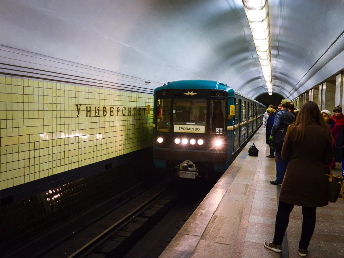 Setki kilometrów tajnej podziemnej Moskwy, to temat wciąż wywołujący dreszcze. To trzy tajne linie metra tzw. Metro-2 pozwalające na ewakuację z Kremla do punktów dowodzenia pod Moskwą, czy też tunele drogowe łączące m.in Kreml z Ministerstwem Obrony. Rosyjskie władze nigdy nie potwierdziły istnienia tego podziemnego miasta.