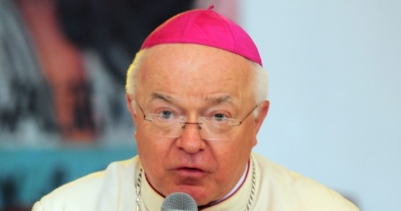 Przyczyną hospitalizacji byłego arcybiskupa Józefa Wesołowskiego, w przeddzień otwarcia jego procesu w Watykanie w sprawie zarzutów o pedofilię, był poważny spadek ciśnienia z powodu upału, stresu i wieku. Taką informację podała agencja ANSA, powołując się na źródła za Spiżową Bramą.