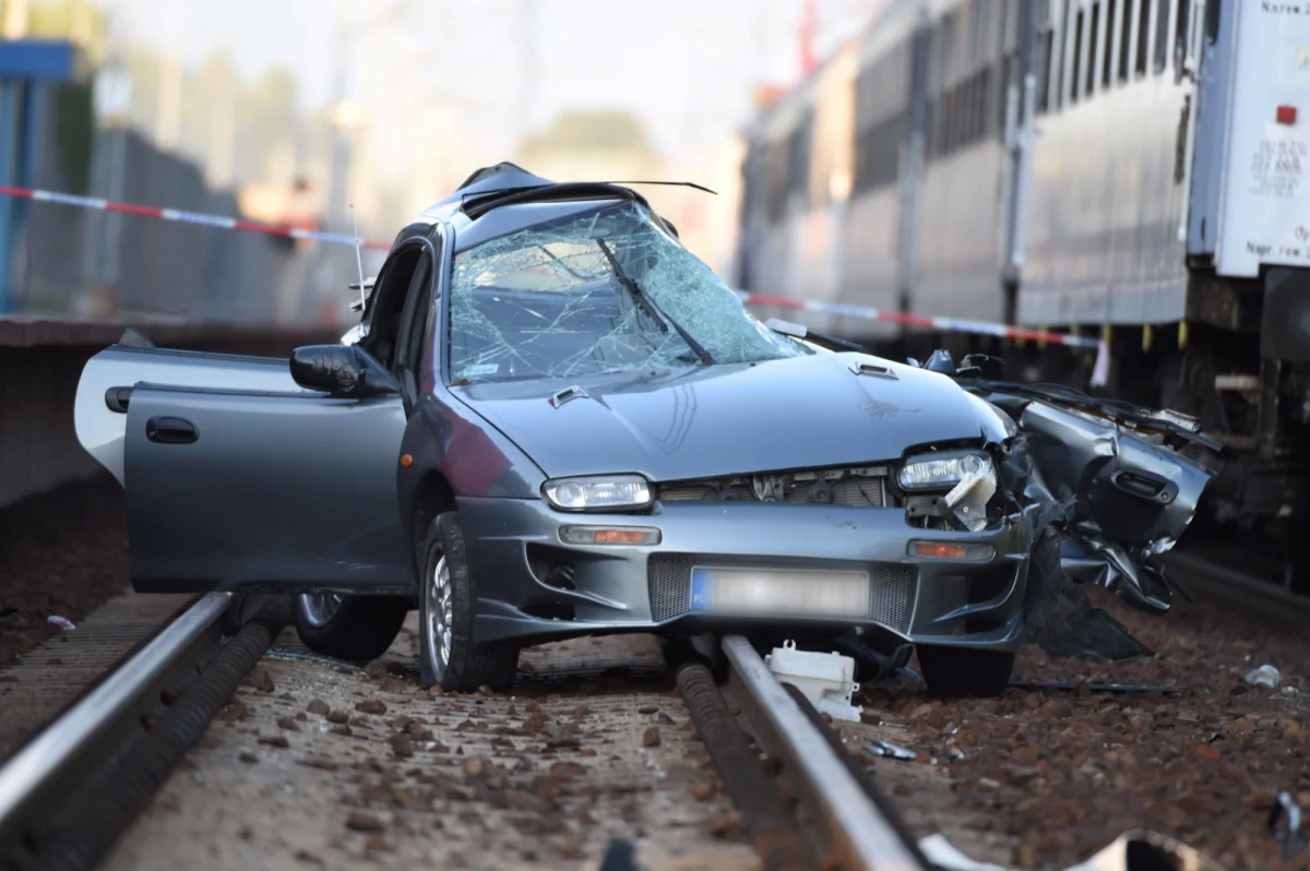 Do tragicznego w skutkach wypadku doszło na strzeżonym przejeździe kolejowym w Żakowicach, kilka kilometrów od Koluszek w Łódzkiem. Pociąg najechał nad dwa samochody. Jedna osoba nie żyje, a dwie – w tym małe dziecko – są ranne. 