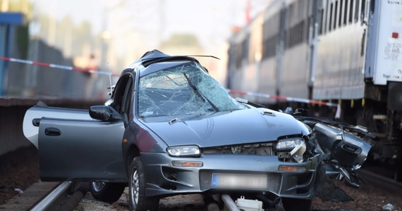 Do tragicznego w skutkach wypadku doszło na strzeżonym przejeździe kolejowym w Żakowicach, kilka kilometrów od Koluszek w Łódzkiem. Pociąg najechał nad dwa samochody. Jedna osoba nie żyje, a dwie – w tym małe dziecko – są ranne. 