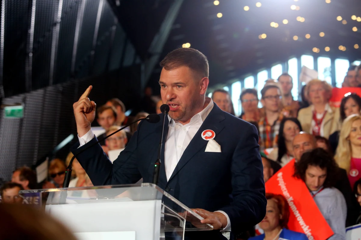 "Sorry za atak na Dudę" - mówi w rozmowie z tygodnikiem „wSieci” aktor Tomasz Karolak. Chodzi o incydent z kampanii wyborczej, kiedy to Karolak w programie Tomasza Lisa z oburzeniem komentował wpis na Twitterze, którego autor podszył się pod córkę Andrzeja Dudy, Kingę. 