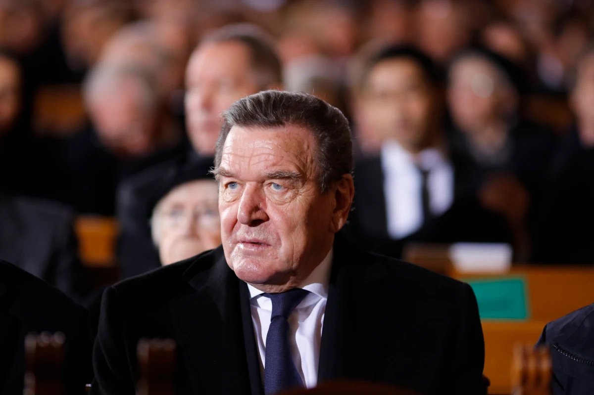 Amerykańska Agencja Bezpieczeństwa Narodowego NSA podsłuchiwała Gerharda Schroedera nie tylko, gdy był kanclerzem Niemiec, ale także po jego odejściu z rządu, gdy wszedł do rady nadzorczej spółki budującej gazociąg przez Bałtyk – podał "Bild". O inwigilacji Angeli Merkel i jej poprzedników poinformował kilka dni temu portal WikiLeaks.