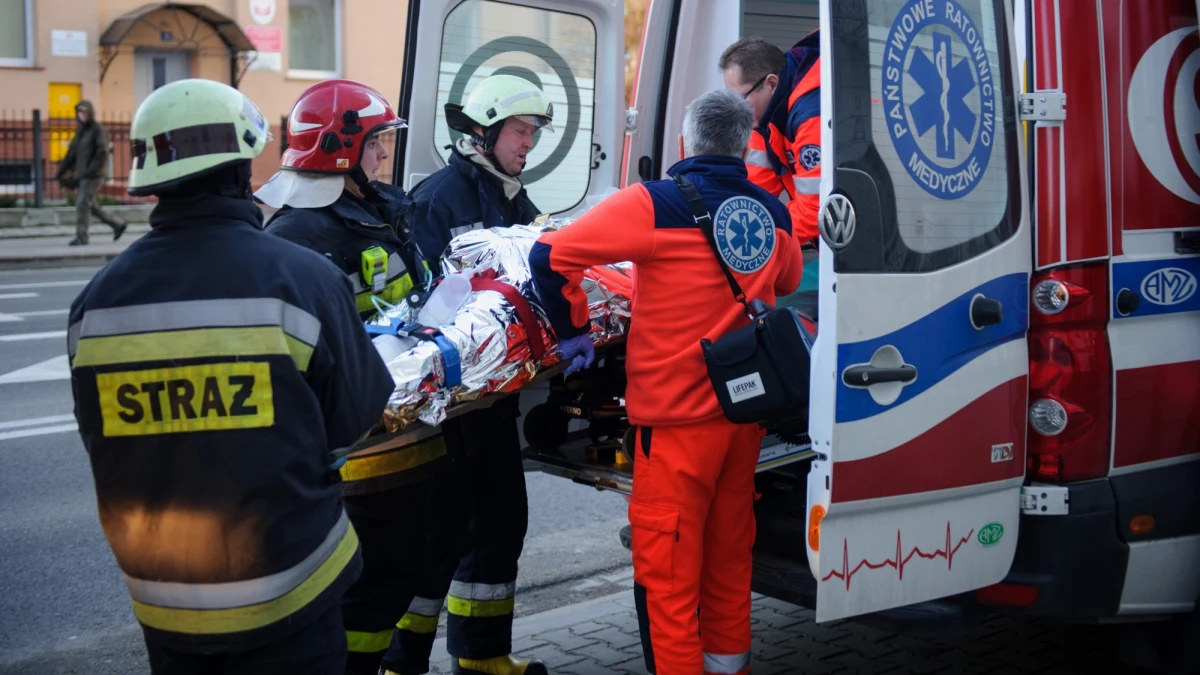 Asysta policji przy wyjeździe karetki do osoby zatrutej dopalaczami - takie zasady wprowadził sztab kryzysowy w województwie śląskim. W nocy z niedzieli na poniedziałek pogotowie odebrało kolejnych 20 wezwań do osób podtrutych dopalaczami. Dwanaście, pochodziło z rejonu Katowic. Od czwartku w regionie było już ponad 200 zatruć dopalaczami. 