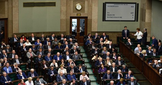 Sejm rozstrzygnął przetarg na budowę gabinetu lekarskiego i zabiegowego zaledwie kilkadziesiąt kroków od wejścia na salę sejmową. Koszt? Jedyne 224 tys. złotych – informuje "Fakt".
