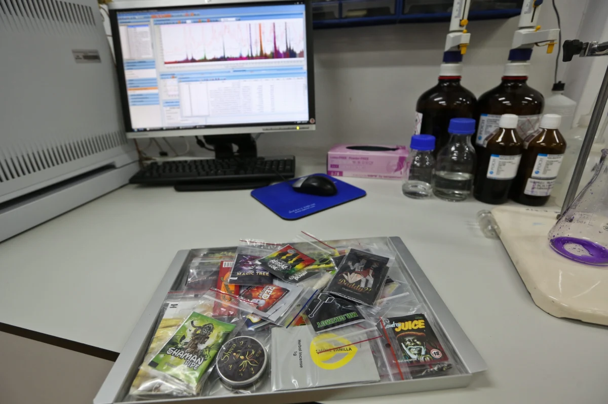 Tylko w tym roku doszło do co najmniej dziewięciu przypadków śmiertelnych po zażyciu dopalaczy. Dwa tysiące osób zatruło się tymi niebezpiecznymi substancjami - informuje GIS. A liczba interwencji lekarskich wciąż rośnie. Teraz w całej Polsce to nawet pół tysiąca przypadków miesięcznie – dowiedział się nasz reporter Romuald Kłosowski.