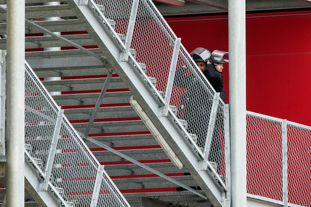Francuskie siły specjalne ewakuowały 18 pracowników centrum handlowego "Qwartz" na przedmieściach Paryża, do którego rano wtargnęło z bronią w ręku trzech napastników - poinformowała policja. Trwają poszukiwania napastników - nie jest jasne, czy znajdują się wciąż wewnątrz budynku, czy uciekli. Na razie nic nie wskazuje na atak terrorystyczny.