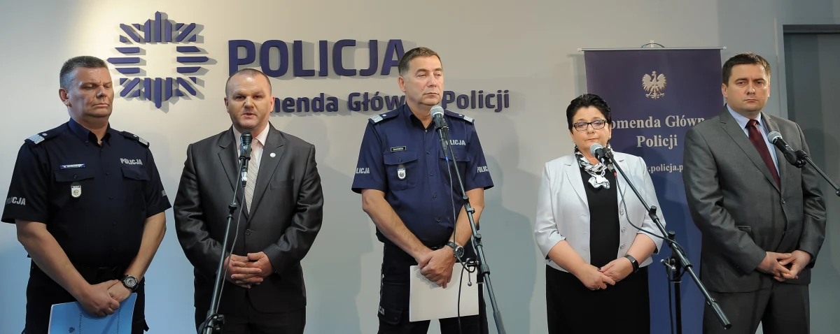 "Jeszcze szersze działania profilaktyczne w zakresie zwalczania dopalaczy" - to pomysł MSW na walkę z dopalaczami. W tym tygodniu planowane jest m.in. spotkanie szefowej resortu Teresy Piotrowskiej z pełnomocniczką rządu ds. bezpieczeństwa w szkołach. W Komendzie Głównej Policji przedstawiciele MSW spotkali się z policjantami oraz inspektorami sanitarnymi. Temat rozmów? Walka z substancjami psychoaktywnymi. 