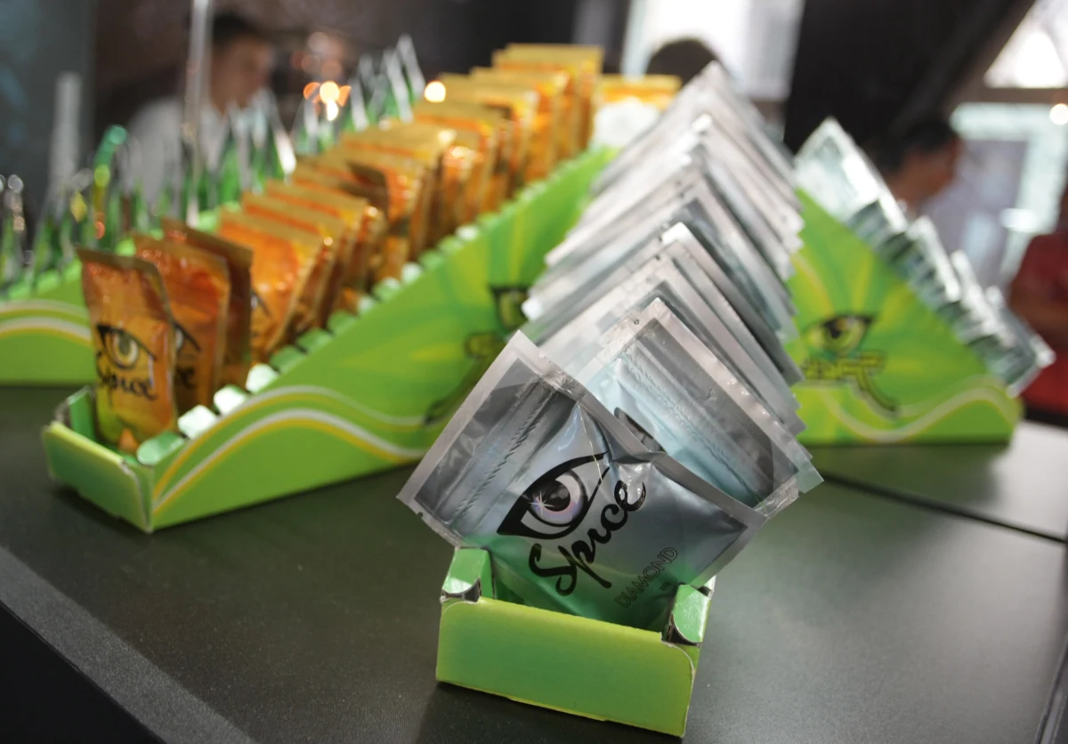 „Europejski Raport Narkotykowy 2015 pokazuje, że zwiększa się zainteresowanie tego typu substancjami” – alarmuje Tomasz Białas z Głównego Inspektoratu Sanitarnego. "Dopalacze są stosunkowo tanie w produkcji, dosyć łatwo jest z Dalekiego Wschodu przywieźć. One nie są objęte prawem ONZ ani narkotykowym prawem krajowym. Młodzi bardzo dużo ryzykują” - podkreśla. W grupie szczególnego ryzyka znajdują się dzieci i młodzież, ale po dopalacze sięgają też osoby po 50. roku życia. Problem się nasila i jest coraz bardziej niebezpieczny.