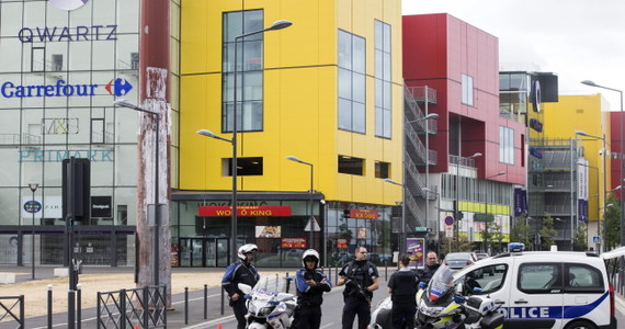 Policja szuka trzech napastników, którzy wtargnęli do sklepu w centrum handlowym "Qwartz" na przedmieściach Paryża. Wszystko wskazuje na to, że napad miał charakter rabunkowy. Według nieoficjalnych informacji, wśród poszukiwanych jest pracownik sklepu. 