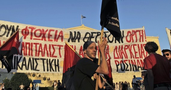 Związek zawodowy greckich pracowników sektora publicznego ADEDY chce przeprowadzić w środę 24-godzinny strajk. Właśnie do środy parlament Grecji ma przegłosować porozumienie zawarte w Brukseli. Do 24-godzinnego strajku wezwał również związek pracowników komunalnych POE-OTA.