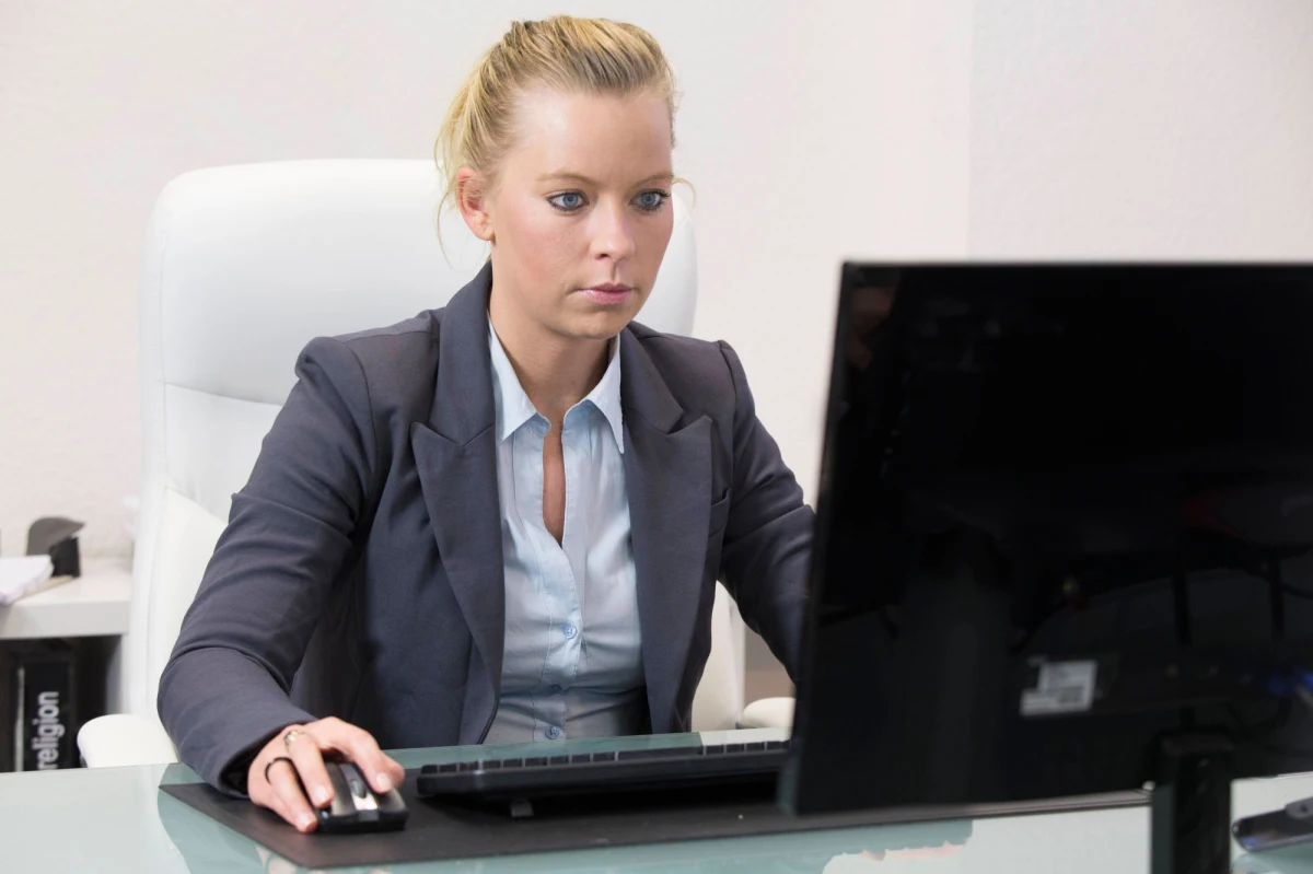 Co piąty Polak uważa, że w jego miejscu pracy matki mają gorsze warunki rozwoju kariery niż inni pracownicy. W Polsce wciąż są także pracodawcy, którzy nie zapewniają równych szans kobietom i mężczyznom - wynika z badań Work Service. Jak podkreślają eksperci to szkodliwe podejście dla całej gospodarki.