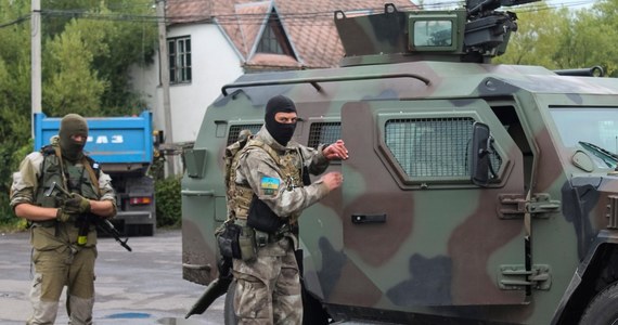 Dwie eksplozje przed komisariatami milicji we Lwowie. Do wybuchów doszło w dwóch różnych częściach miasta w godzinnym odstępie. Rannych zostało dwoje ukraińskich milicjantów - mężczyzna został ciężko ranny, kobieta - lekko. 