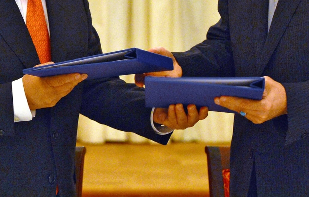 Od czasów starożytnych nie mówiło się tak wiele o Persach i Grekach, jak w ostatnich dniach. Wspólnota międzynarodowa na obydwu pradawnych państwach próbowała wymóc odpowiedzialne zachowanie, a więc takie, które są zgodne z jej standardami - bądź to fiskalnymi, bądź dotyczącymi nierozprzestrzeniania broni jądrowej. Te podobieństwa nie powinny przesłonić faktu, że o ile Grecja jest dziś dla wielu kłopotliwym ciężarem, o tyle Iran postrzegany jest w stolicach mocarstw przede wszystkim jako szansa. 