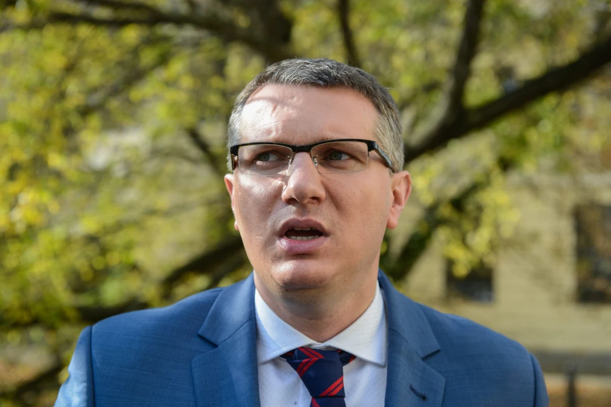 Kolejna odsłona procesu posła Przemysława Wiplera, który oskarżony jest o znieważenie i naruszenie nietykalności policjantów, którzy zatrzymali go 30 października 2013 r. po awanturze przed nocnym klubem w Warszawie. We wtorek przed sądem stanął Krzysztof Sz., znajomy parlamentarzysty, który feralnej nocy bawił się z Wiplerem. Świadek przyznał, że wie, iż po alkoholu jest żywiołowy. "W przeciwieństwie do Przemka. On jest raczej śpiący. Ja - gdy coś się zadzieje - to się mocno wkurzam. Klnę siarczyście. Ja mam poczucie bycia wolnym człowiekiem, którego - gdy biją - to przeklina i się broni. A Przemka znam, jest poważną publiczną osobą, która - jak interweniuje - to nawet gdy są emocje, pozostaje rzeczowy" - zapewniał.