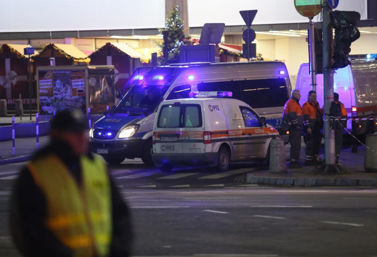 Wyciek gazu na warszawskim Mokotowie. Koparka uszkodziła rurę podczas prac przy skrzyżowaniu ulic Postępu i Cybernetyki.