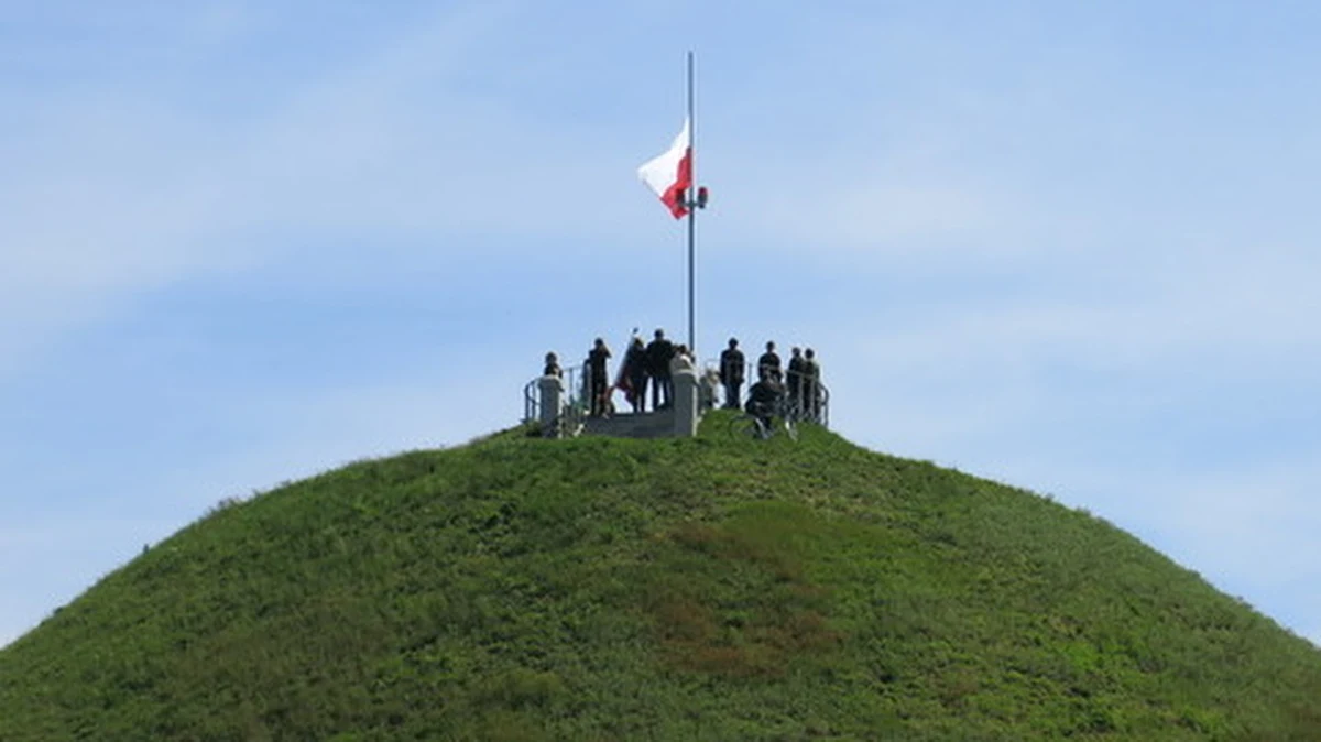 Dzień po zniknięciu biało-czerwonej flagi z masztu na kopcu Józefa Piłsudskiego dyrekcja Fundacji Miejski Park i Ogród Zoologiczny zarządzającej Lasem Wolskim, na terenie którego znajduje się wzgórze Sowiniec, wywiesiła nową.