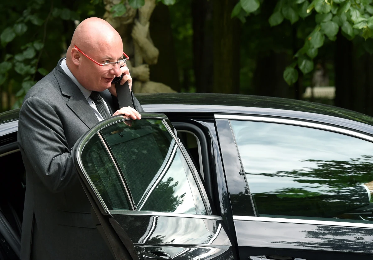 Umorzono śledztwo w sprawie domniemanego zatajenia w oświadczeniach majątkowych Michała Kamińskiego zegarka wartego ok. 37 tys. zł. "Z zeznań przesłuchanych świadków i samego zainteresowanego wynika, że zegarek był prezentem od żony, a on sam nie wiedział, jaka jest jego wartość" – oświadczył prok. Paweł Wierzchołowski z Prokuratury Okręgowej w Warszawie. Dodał, że nie można się tu doszukać celowego działania niezgodnego z prawem.