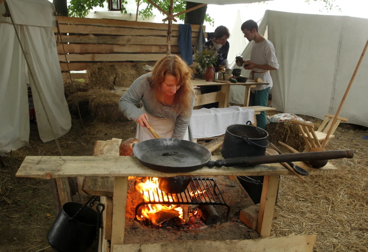 Dzisiaj 605. rocznica bitwy pod Grunwaldem. 15 lipca 1410 roku rycerze Królestwa Polskiego i Wielkiego Księstwa Litewskiego pokonali wojska Zakonu Krzyżackiego. Na polach, gdzie w sobotę odbędzie się wielka inscenizacja bitwy trwa już budowa wioski rycerskiej.