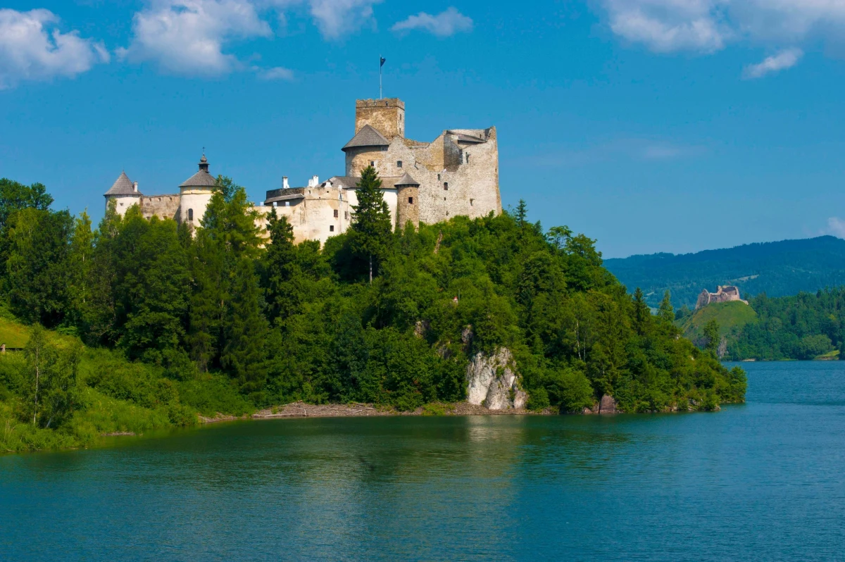 Czy skarb Inków mógł być ukryty w rejonie zamku w Niedzicy? Dokumenty i relacje wskazują na to, że w XVIII wieku przywieźli go do Małopolski potomkowie ostatniego przywódcy inkaskiego powstania - Tupaca Amaru. "W 1946 roku spod progu zamku wykopano tubę z pismem węzełkowym, na który były trzy blaszki z nazwami: Titicaca, Vigo i Dunajec" - przypomina Irena Szydlak-Sobala, przewodnik z Niedzicy.