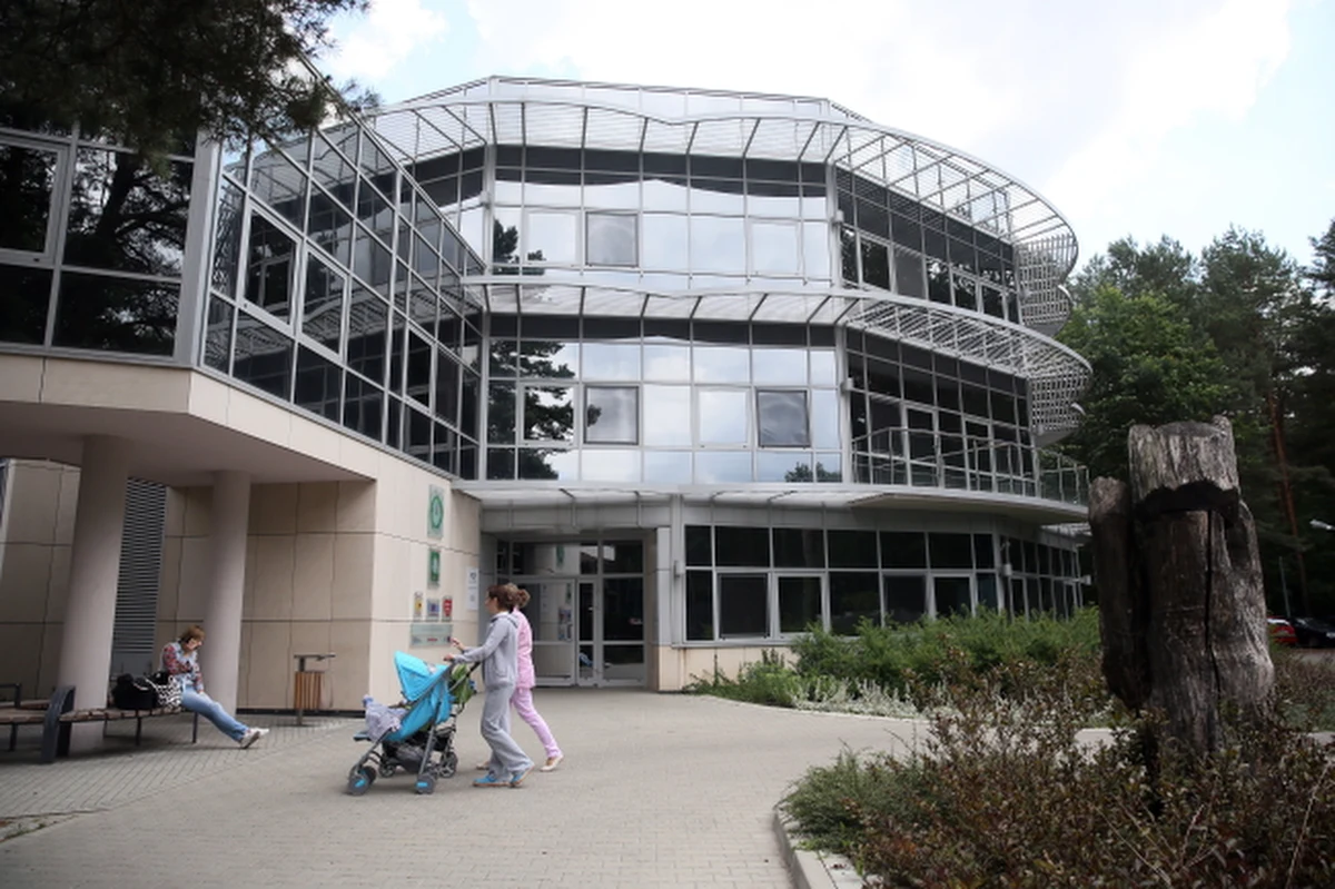 Potrzebujemy sieci klinik dla dorosłych w śpiączce - mówi RMF FM profesor Wojciech Maksymowicz, specjalny gość drugiej rocznicy powstania kliniki Budzik w podwarszawskim Międzylesiu. Podwarszawska placówka, założona dzięki staraniom Ewy Błaszczyk i jej fundacji „Akogo?”, do tej pory doprowadziła do wybudzenia osiemnaściorga dzieci. W Budziku może jednocześnie leczyć się piętnastka małych pacjentów.