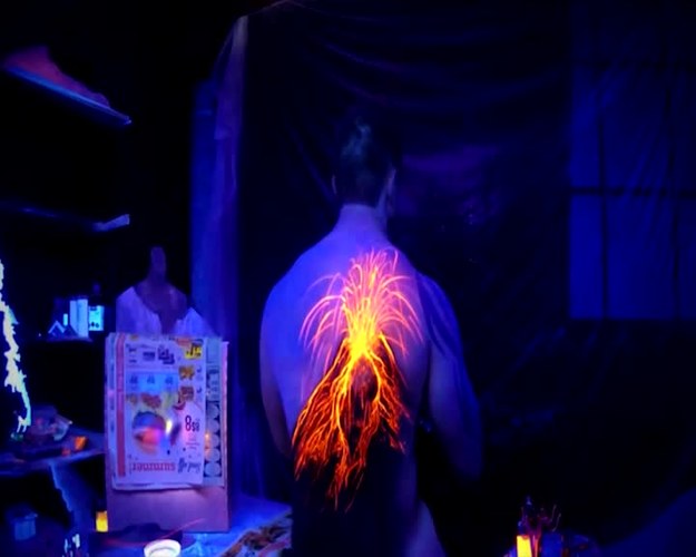 
Jack Williams to artysta, który urzeka tym co robi z ludzkim ciałem. Artysta tworzy spektakularne krajobrazy na ciałach nagich modeli. Jack Williams używa reaktywnej farby, która w połączeniu ze światłem UV daje oszałamiające efekty. Tego się nie da opisać, to trzeba zobaczyć!
