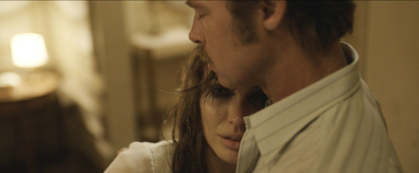​Na 13 listopada wyznaczono amerykańską datę premiery nowego filmu w reżyserii Angeliny Jolie. Po ciepłym przyjęciu wojennego dramatu "Niezłomny" aktorka nie zwalnia tempa - jest nie tylko reżyserką filmu "By The Sea", ale również jego scenarzystką i producentką. Sensacyjnie zapowiada się także obsada - u boku Angeliny Jolie zobaczymy jej męża Brada Pitta.