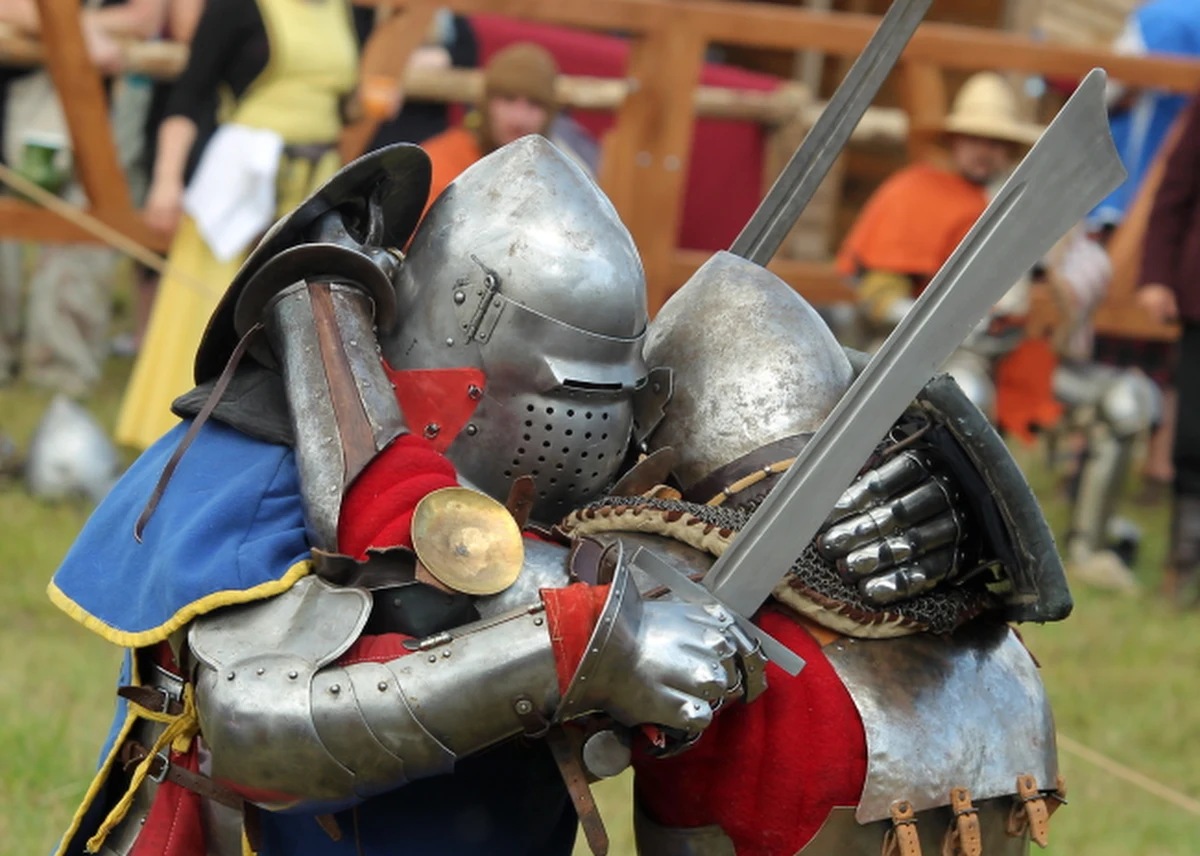 Kierowane przez ministra kultury Federacji Rosyjskiej Władimira Medinskiego Rosyjskie Towarzystwo Wojskowo-Historyczne, które zasłynęło z propozycji postawienia na cmentarzu Rakowickim w Krakowie pomnika dla sowieckich jeńców z wojny 1920 roku rzekomo zamordowanych i zagłodzonych w „polskich obozach śmierci”, wzięło się za korektę wcześniejszej historii.