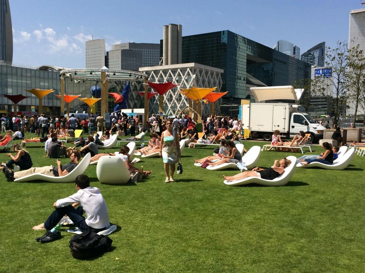 Z powodu rekordowych upałów we Francji największa europejska dzielnica biznesu – podparyska La Defense – zaczęła przypominać wakacyjny kurort! Pracujący w drapaczach chmur biznesmeni i urzędnicy oblegają rozstawione na trawnikach leżaki, stoły do piknikowania i plenerowe bary z chłodzącymi napojami.